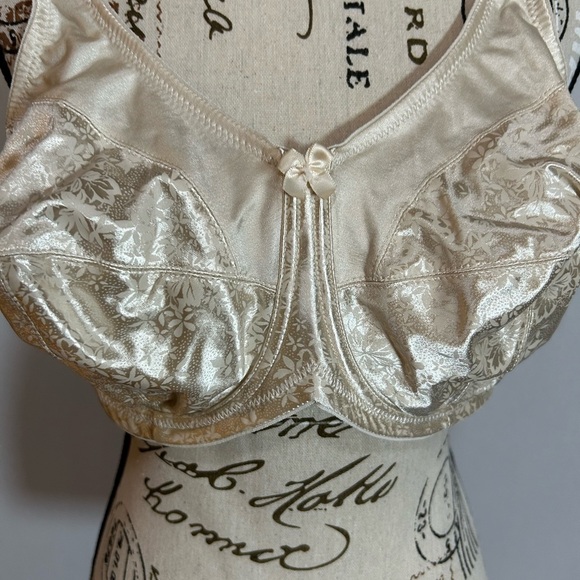 Lilyette Cream Lace Bra - Picture 2 of 6